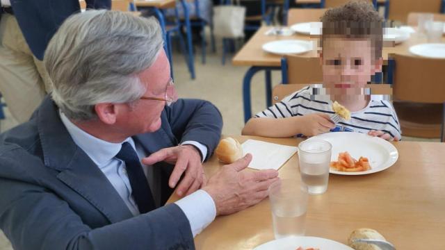 Miguel Ángel Araúz en el comedor del CEIP Rafael Turina.