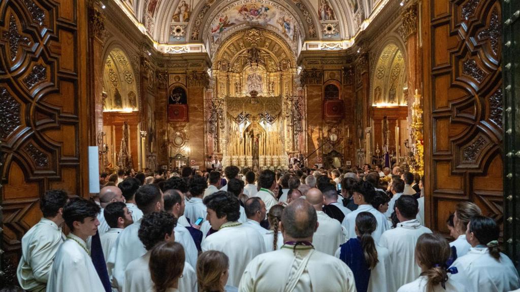 Los hermanos dentro de la Basílica de la Macarena.