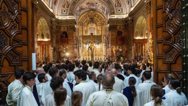 Los hermanos dentro de la Basílica de la Macarena.