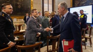 Saludo entre el alcalde de Sevilla, José Luis Sanz, y el subdelegado del Gobierno, Francisco Toscano.