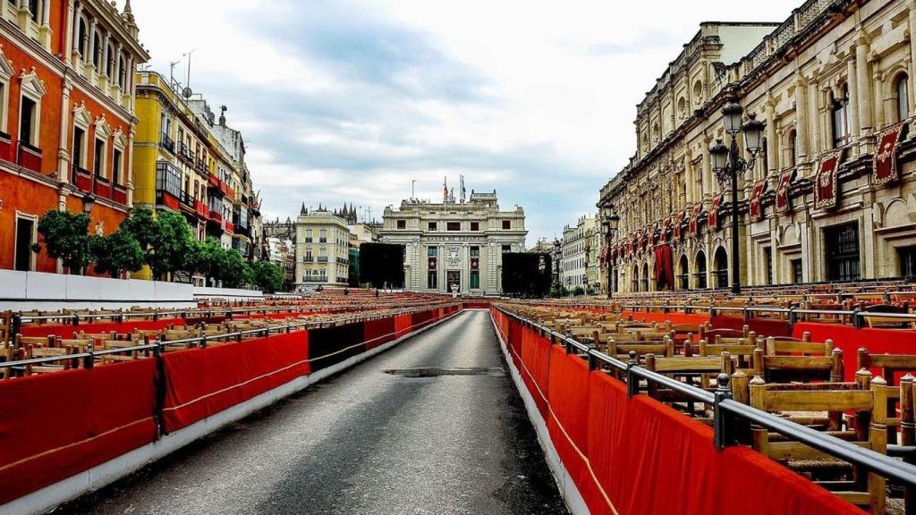 Panorámica de los palcos de la Plaza de San Francisco en la Semana Santa de Sevilla.