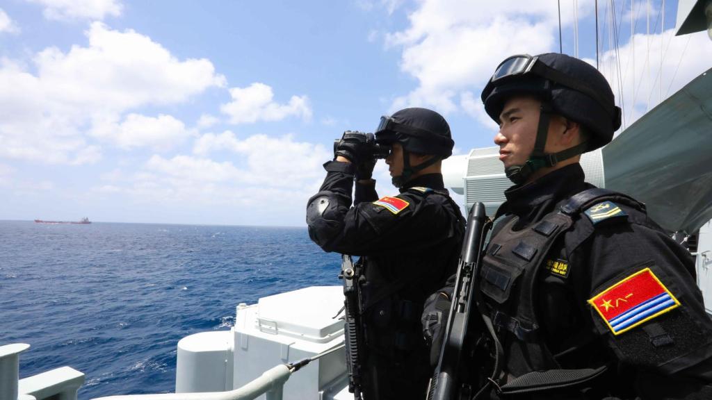 Militares chinos a bordo de un buque en una imagen de archivo.