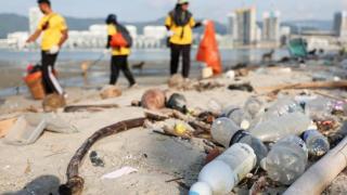 Plástico en una playa de Malasia en 2024.
