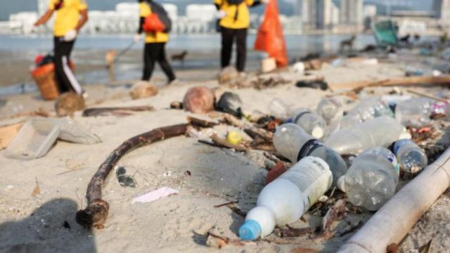 Plástico en una playa de Malasia en 2024.