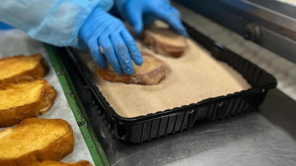 La preparación de las torrijas que solo se venden en algunas tiendas de Mercadona en Alicante.
