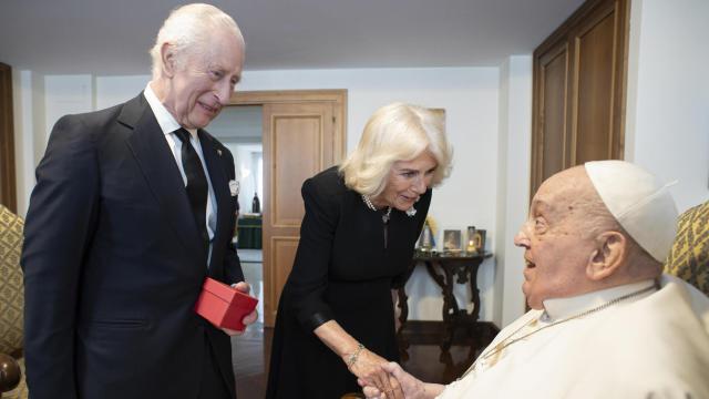 El papa Francisco junto a los reyes Carlos III  y Camila este miércoles en su residencia, la Casa Santa Marta.