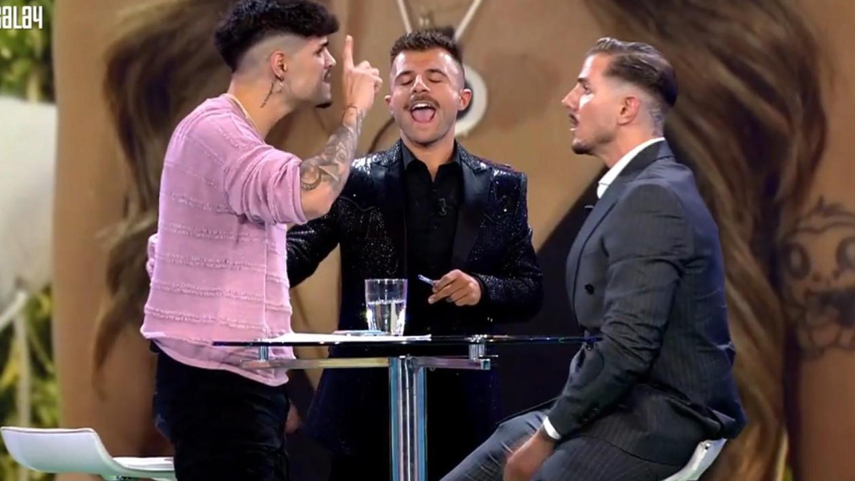 Álvaro se encara a Tadeo en la gala 4 de 'Los vecinos de la casa de al lado'.