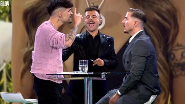 Álvaro se encara a Tadeo en la gala 4 de 'Los vecinos de la casa de al lado'.