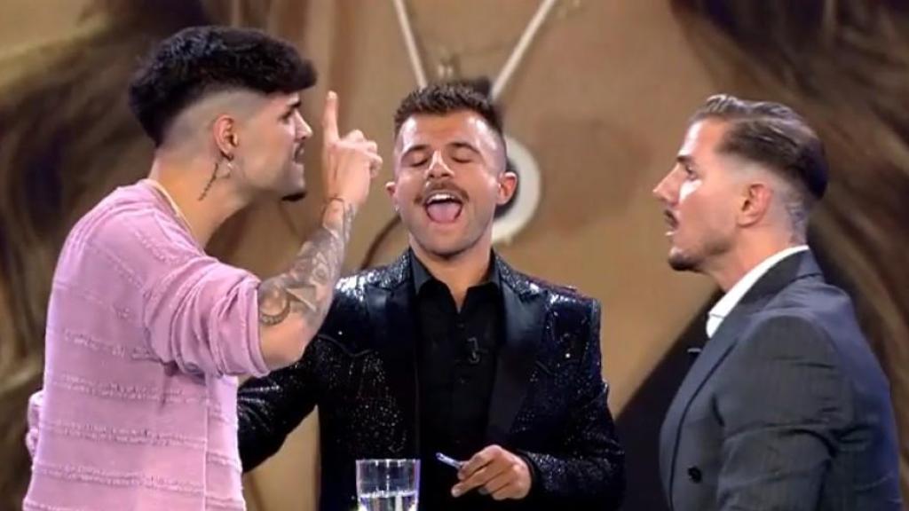 Álvaro se encara a Tadeo en la gala 4 de 'Los vecinos de la casa de al lado'.