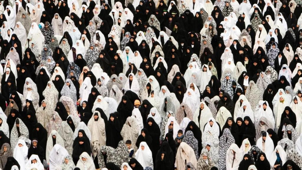 Imagen de archivo de un grupo de mujeres en las oraciones del viernes en Teherán