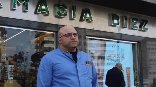 Pablo Rivas, el actual propietario de la centenaria Farmacia Diez de Vigo