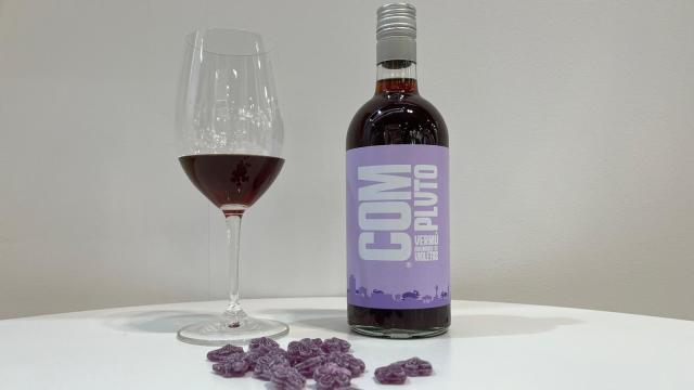 El nuevo vermú ahumado de violeta de Licores Trampero.