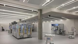 Varias máquinas y robots en el área 'demo' del ATC de OMRON en Stuttgart.