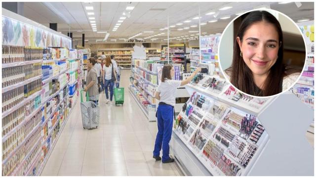 Lineal de cosméticos de Mercadona junto a Inés Nieto.