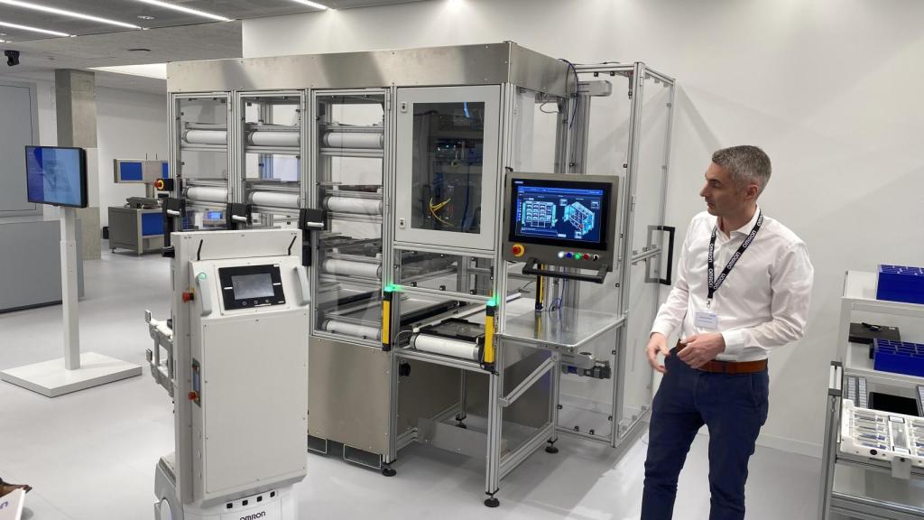 El almacén automatizado de OMRON, durante una demostración.