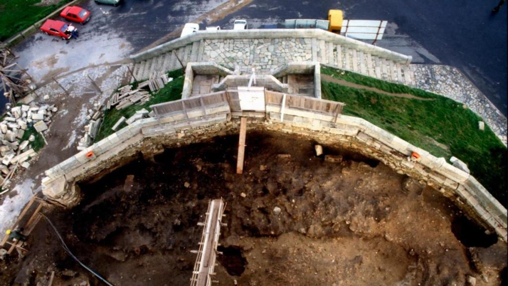 Acumulaciones bajomedievales de un muro exterior descubiertas en la excavación de los 90 en la Torre de Hércules.