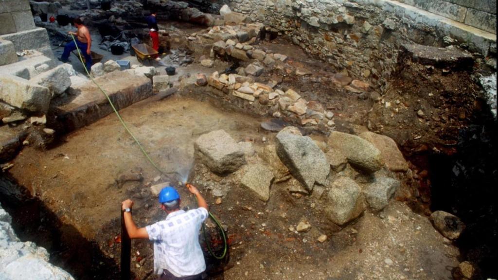 Excavación arqueológica en los años 90 en la Torre de Hércules.