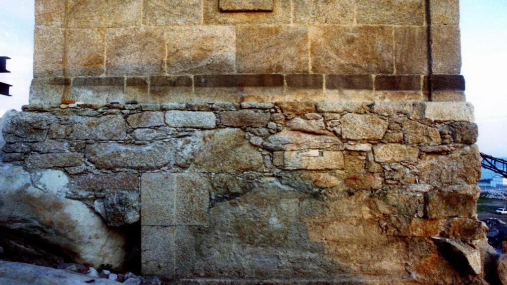 Excavación arqueológica de los años 90 en la Torre de Hércules.