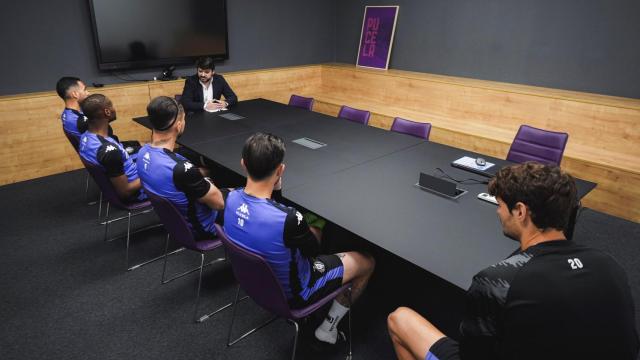 El director general del Real Valladolid, Luis García, con los capitanes del equipo en una reunión en el mes de abril.
