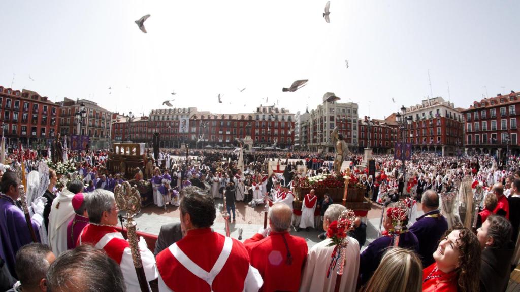 La procesión de El Encuentro de Jesús Resucitado con la Virgen de la Alegría en la Semana Santa de Valladolid de 2023