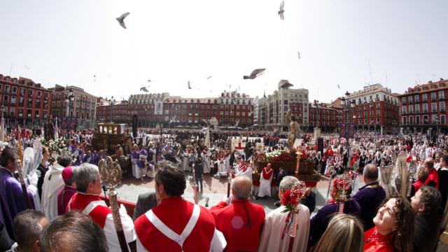 La procesión de El Encuentro de Jesús Resucitado con la Virgen de la Alegría en la Semana Santa de Valladolid de 2023