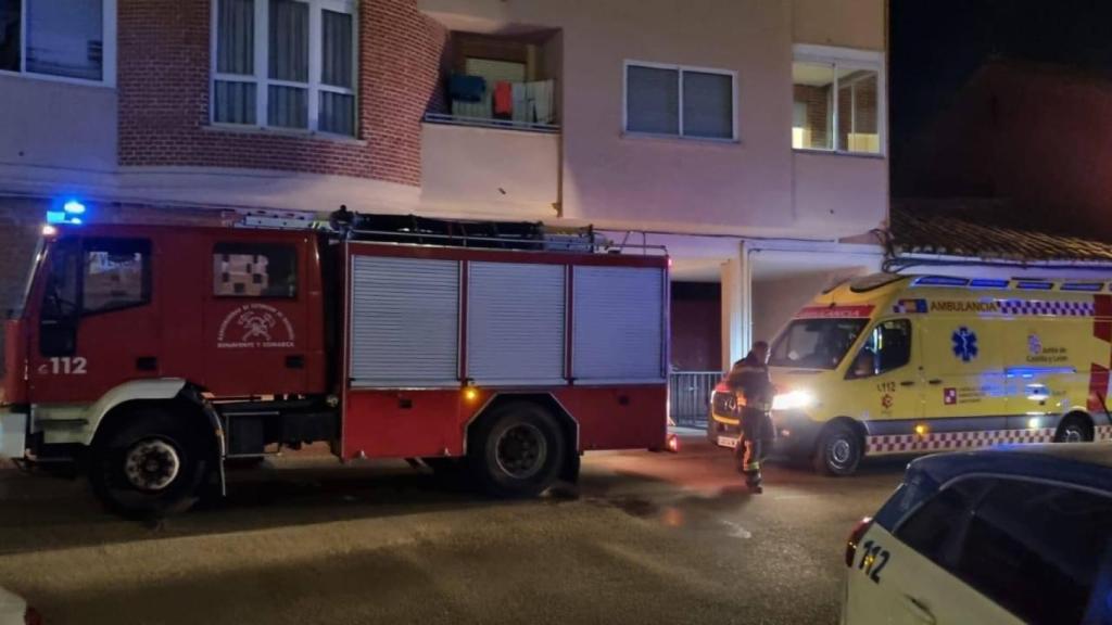 Los bomberos intervienen para sofocar el fuego en la vivienda de Benavente