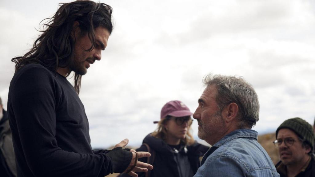 Una imagen de Oliver Laxe con Sergi López en el rodaje de 'Sirat'