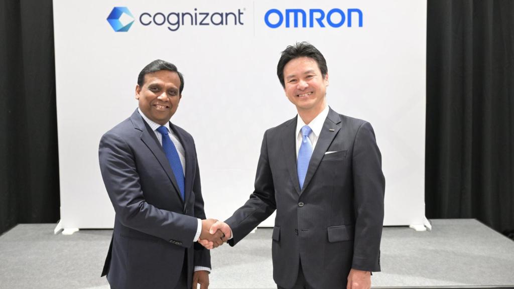 Ravi Kumar (CEO de Cognizant) y Junta Tsujinaga (CEO de OMRON), tras la firma del acuerdo.