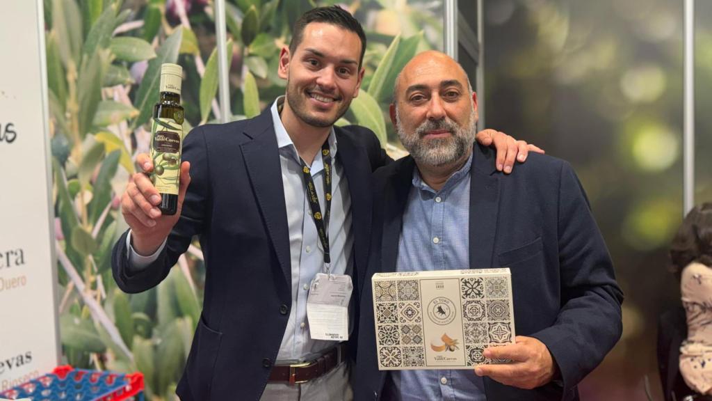 Álvaro, de Dulces El Toro a la izquierda, presentando el polvorón de aceite de oliva en Madrid Gourmet.