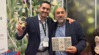 Álvaro, de Dulces El Toro a la izquierda, presentando el polvorón de aceite de oliva en Madrid Gourmet.