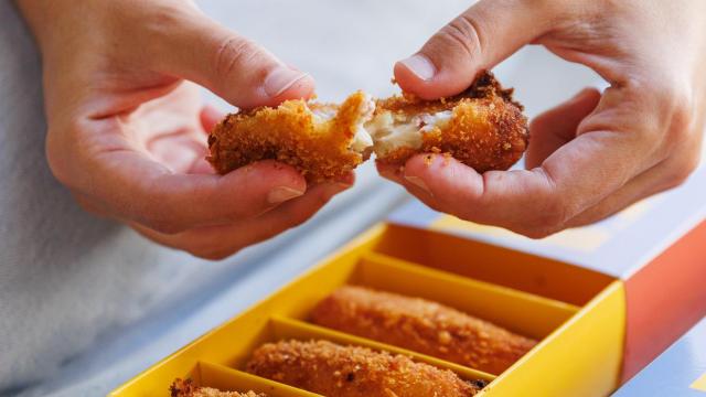 La mejor croqueta de Valencia se sirve en este bar con nueva localización: la unidad sale a 2,5€ y está hecha de rabo de toro
