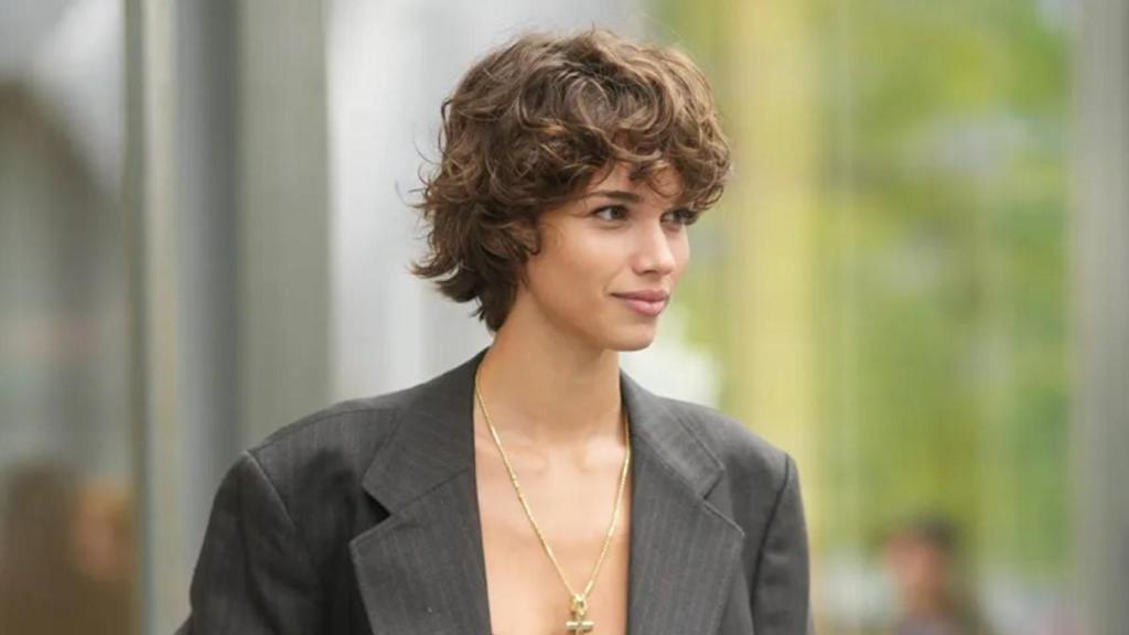 Mujer con corte de pelo 'christy cut'