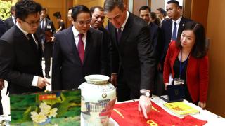 Pedro Sánchez junto al primer ministro de la República Socialista de Vietnam, Pham Minh Chinh.