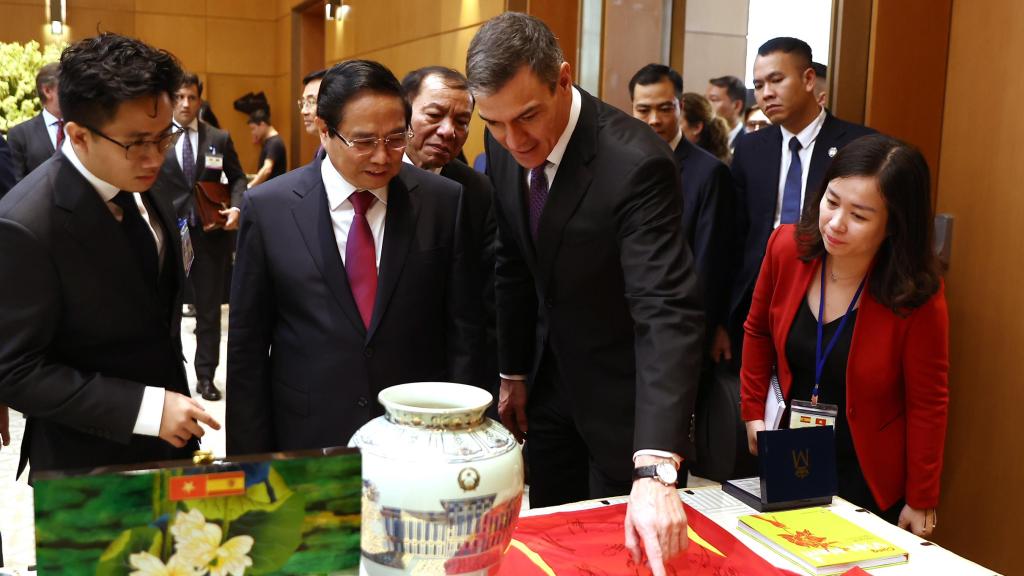 Pedro Sánchez junto al primer ministro de la República Socialista de Vietnam, Pham Minh Chinh.