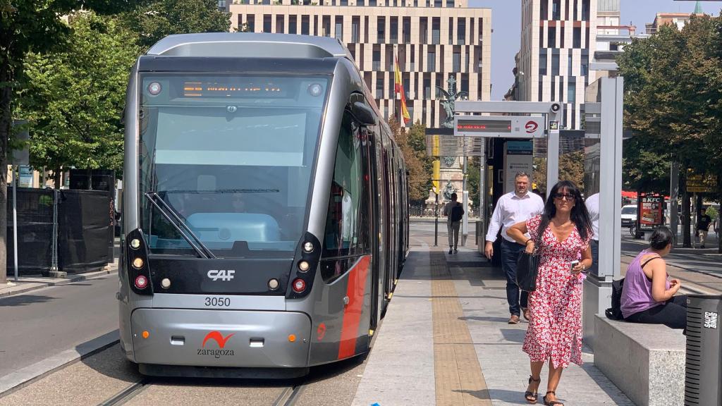 El tranvía, a su paso por el paseo de la Independencia de Zaragoza.
