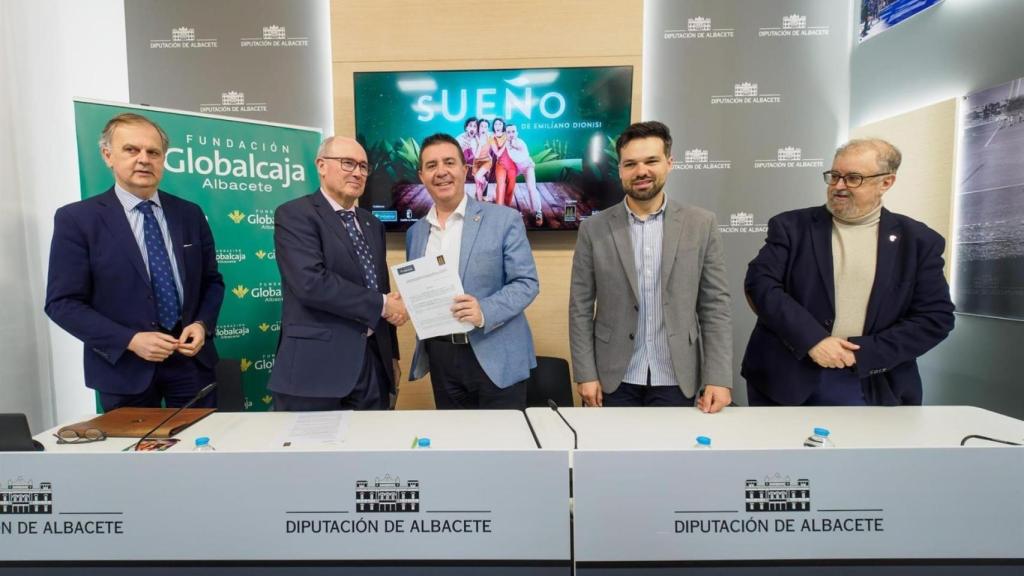 El presidente de la Diputación de Albacete, Santi Cabañero, ha firmado un convenio de colaboración entre Cultural Albacete y la Fundación Globalcaja para iniciar el primer Circuito Provincial de Teatro Clásico 'Almagro en Albacete'.