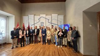 El presidente de la Diputación de Valladolid, Conrado Íscar, acompañado de los alcaldes de los diferentes pueblos de la provincia.