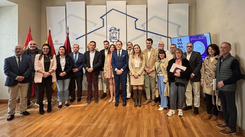 El presidente de la Diputación de Valladolid, Conrado Íscar, acompañado de los alcaldes de los diferentes pueblos de la provincia.