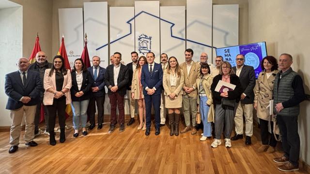 El presidente de la Diputación de Valladolid, Conrado Íscar, acompañado de los alcaldes de los diferentes pueblos de la provincia.