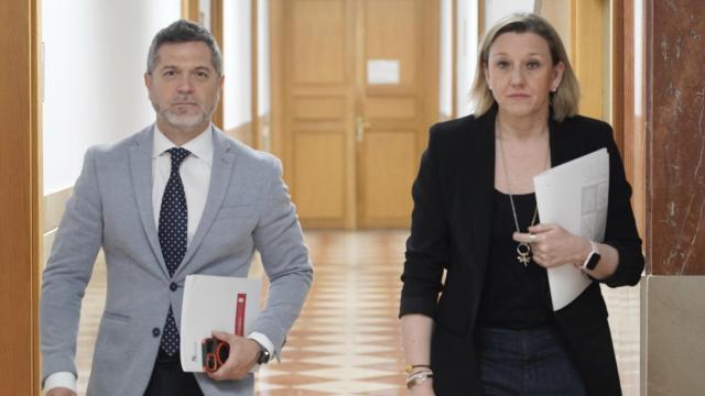 El director de Comunicación de la Junta, Julio López Revuelta, y la vicepresidenta de la Junta y consejera de Familia e Igualdad de Oportunidades, Isabel Blanco, a su llegada a la rueda de prensa posterior al Consejo de Gobierno de este jueves