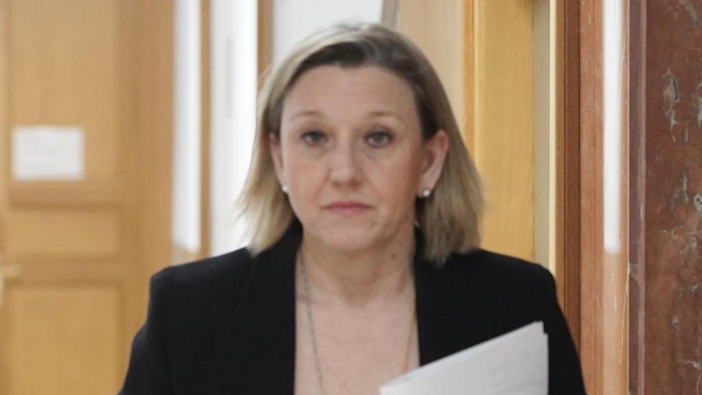 El director de Comunicación de la Junta, Julio López Revuelta, y la vicepresidenta de la Junta y consejera de Familia e Igualdad de Oportunidades, Isabel Blanco, a su llegada a la rueda de prensa posterior al Consejo de Gobierno de este jueves