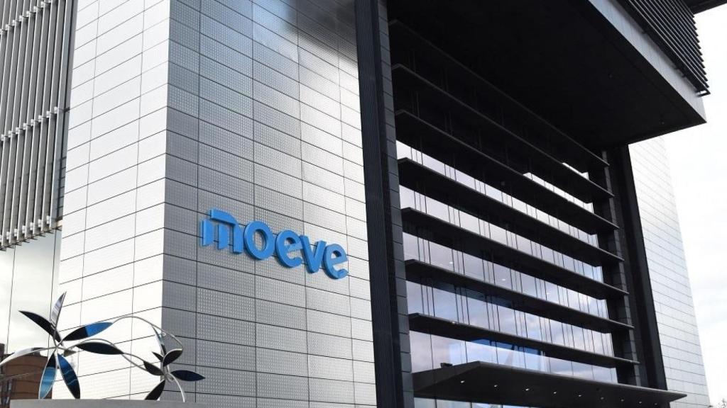 El logo de Moeve en la entrada de su sede en Madrid.