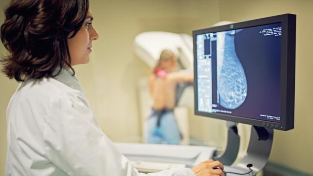 Médico usando un escáner de mamografía en el hospital.