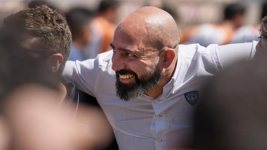 Guillem Carrión con sus jugadores celebrando la permanencia.