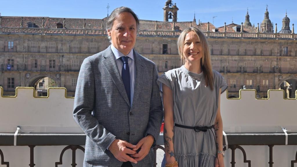 El alcalde de Salamanca, Carlos García Carbayo, junto a la investigadora Sara Cuadrado-Castaño