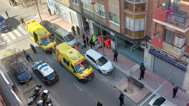 Agentes de la Policía Nacional y Local y personal sanitario trabajando en el lugar de los hechos