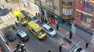 Agentes de la Policía Nacional y Local y personal sanitario trabajando en el lugar de los hechos