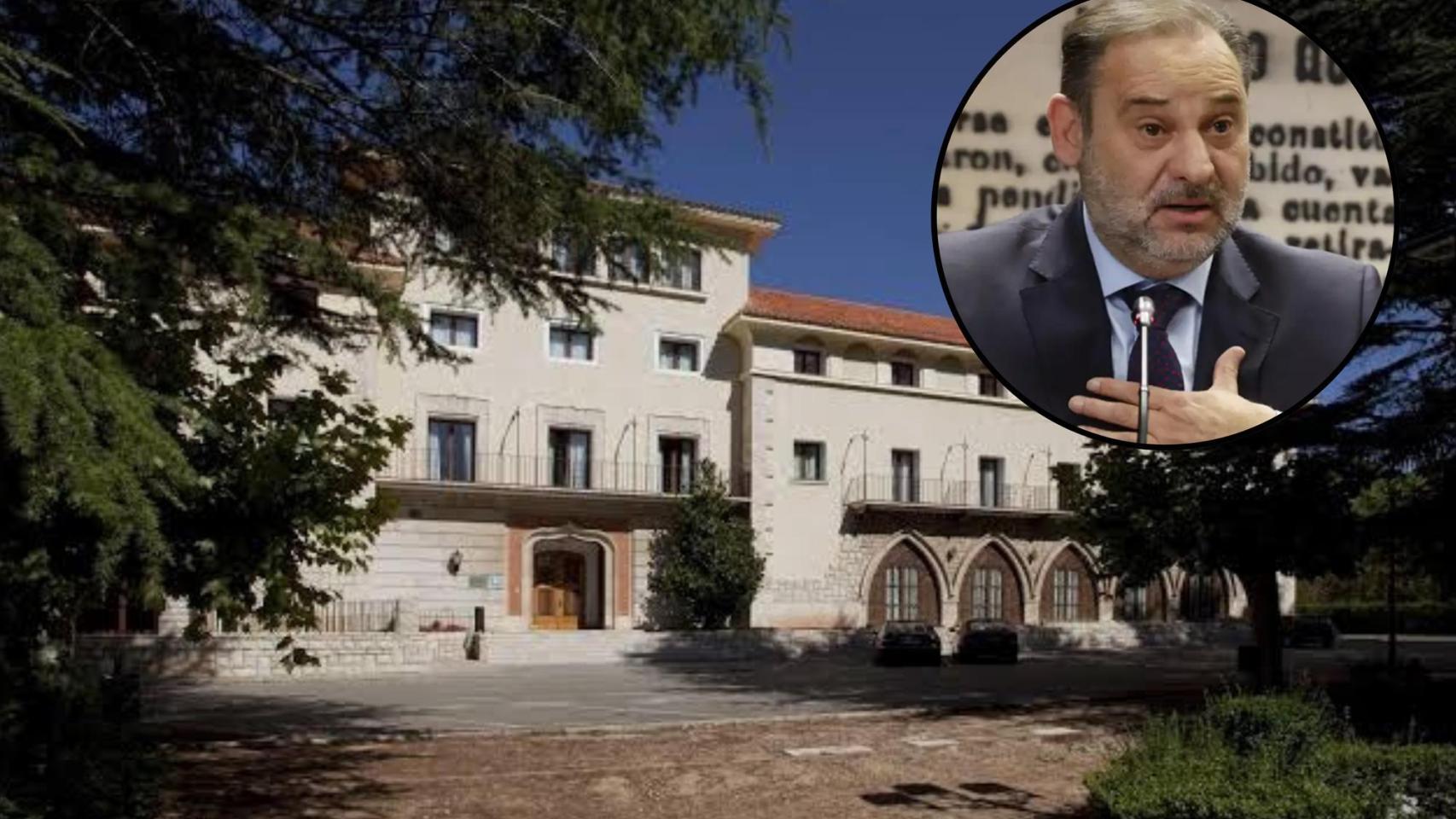 José Luis Ábalos, con el Parador de Teruel de fondo.
