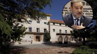 José Luis Ábalos, con el Parador de Teruel de fondo.