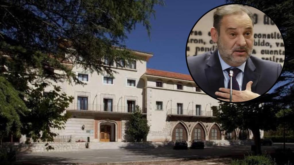 José Luis Ábalos, con el Parador de Teruel de fondo.